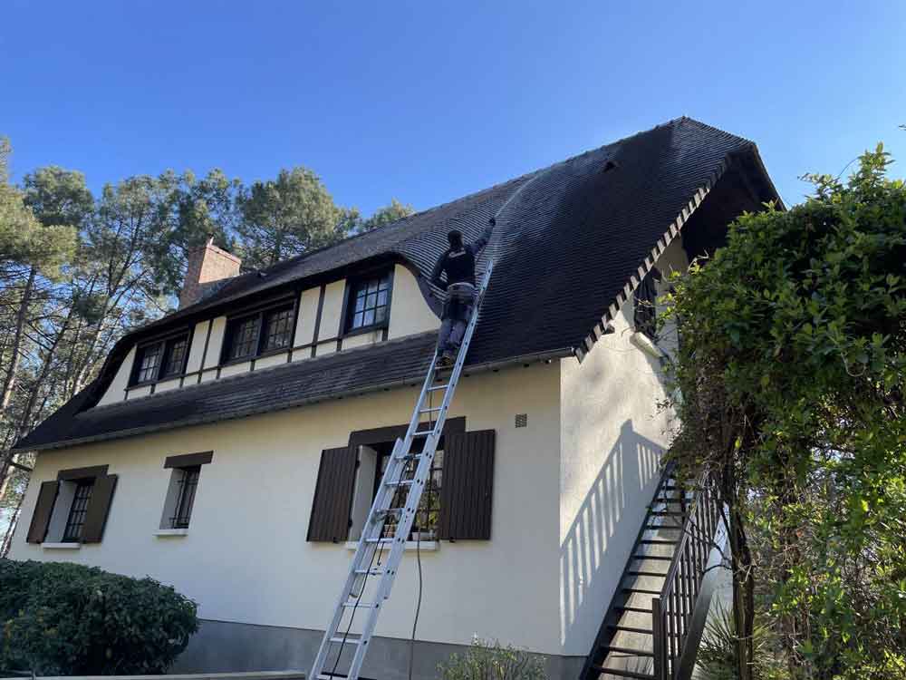Avant / après nettoyage toiture au Mans